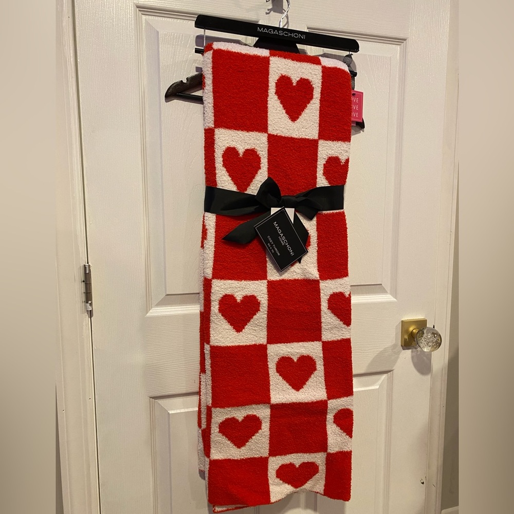 BNWT Magaschoni Valentine’s Day Heart Blanket Plush Throw